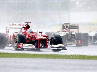  Chuva tumultua treino e Alonso garante pole na Inglaterra