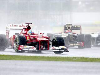 Espanhol Fernando Alonso conquista pole e quebra jejum de 31 provas. (Foto: Efe)