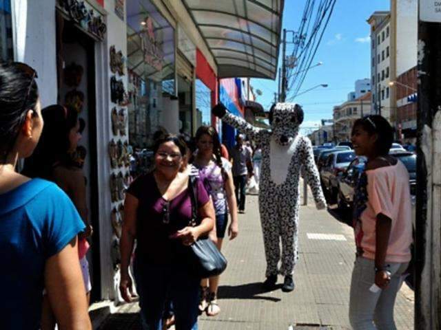 Jovem se veste de cachorro para reconquistar ex. Amor ou lorota de marqueteiro?