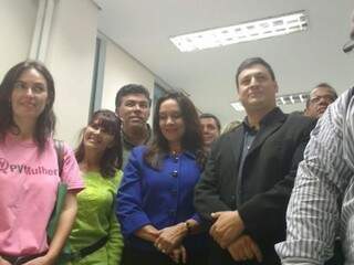 Equipe de militantes e candidatos foi até o TRE-MS registrar candidatura do PV. (Foto: Ricardo Campos Jr.)
