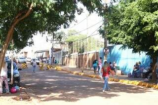 Movimentação em frente ao Complexo Penal de Campo Grande (Foto: Marcos Ermínio)