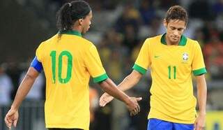 Neymar e Ronaldinho Gaúcho tiveram atuação apagada nesta noite no Mineirão (Foto: Ramon Bitencourt / Lance!Press)