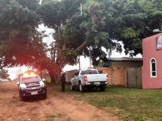 Viatura da PM e camionete levada no roubo em frente ao local onde um dos suspeitos foi morto. (Foto: Luana Rodrigues) 