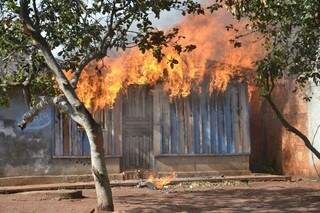 Fogo consome residência de madeira no bairro Coophasul (Foto: Marcos Ermínio)