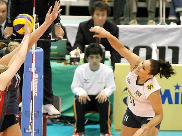  Sele&ccedil;&atilde;o feminina perde para os EUA na estreia da Copa do Mundo de v&ocirc;lei