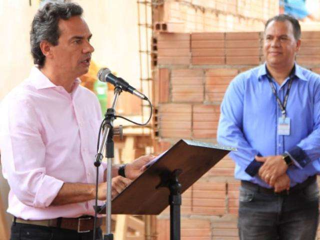 Parada h&aacute; 6 anos, obra de unidade de sa&uacute;de &eacute; retomada pela Prefeitura