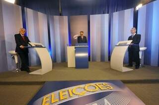 Telefones de emissora de TV receberam críticas de telespectadores sobre tom de debate entre os candidatos Reinaldo e Delcídio (Foto: Alcides Neto)