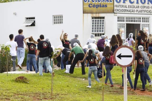 Trote e &quot;bebedeira&quot; &agrave;s 9h marcam in&iacute;cio do ano letivo da UFMS