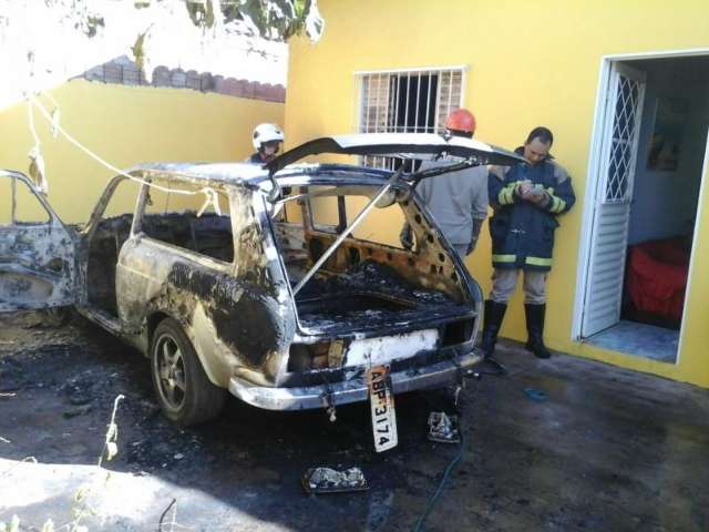 Reformada e avaliada em R$ 10 mil, Variant fica destru&iacute;da ap&oacute;s inc&ecirc;ndio
