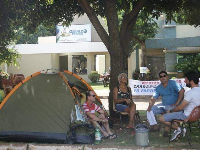 Acampados, professores cobram  presen&ccedil;a de deputado em protesto