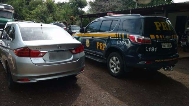Carro roubado transportado em caminh&atilde;o guincho &eacute; recuperado