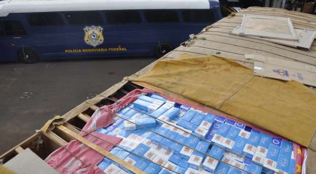 PRF flagra caminh&atilde;o com carga de cigarro contrabandeado