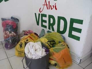 Roupas e cobertores que foram entregues na sede da Mancha Verde (Foto: Fernando Antunes)