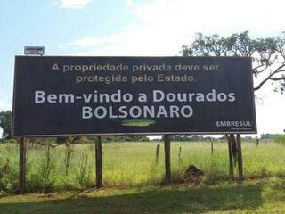 Placa com boas vindas a Jair Bolsonaro instalada na Avenida Guaicurus, em Dourados (Foto: Reprodução/Facebook)