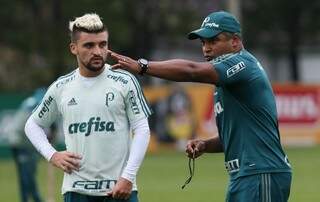 Técnico Roger Machado orienta o lateral Victor Luis na preparação para o clássico (Foto: Cesar Greco/Ag Palmeiras)
