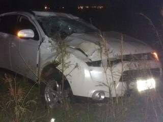 Após render casal e levar objetos, bandidos capotam carro roubado e fogem Após render casal e levar objetos, bandidos capotam carro roubado e fogem