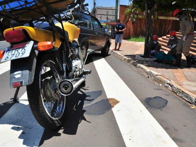  Acidente entre moto e carro tumultua tr&acirc;nsito em frente a Morada dos Ba&iacute;s