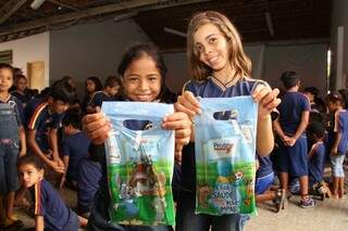 Crianças receberam um kit com escovas, creme dental e sabonete. (Foto: Marcos Ermínio)
