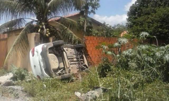 Adolescente dirige carro de namorado, perde controle e atropela pedestre