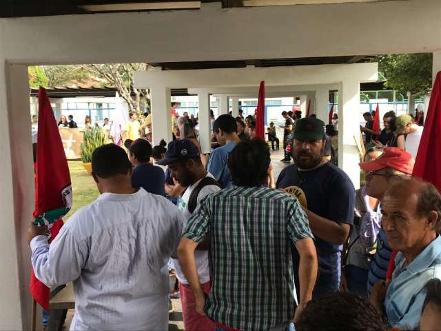 Com apoio de professores, estudantes marcham at&eacute; UFGD e ocupam reitoria