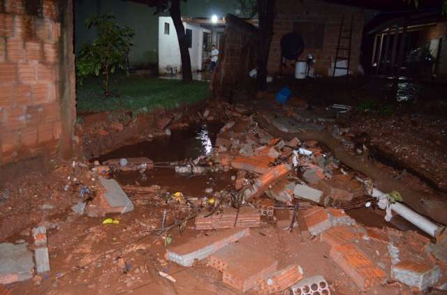 Defesa Civil diz que chuva de 76 mil&iacute;metros alagou 25 casas em seis bairros