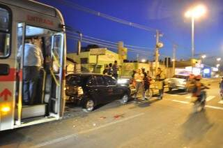Acidente envolveu um ônibus e dois carros (foto: João Garrigó)