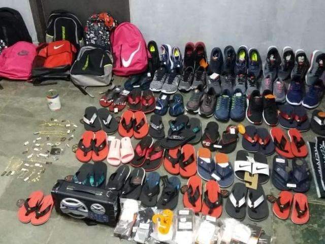 Ap&oacute;s fazer &quot;a limpa&quot; em loja, dupla esconde produtos em telhado de casa