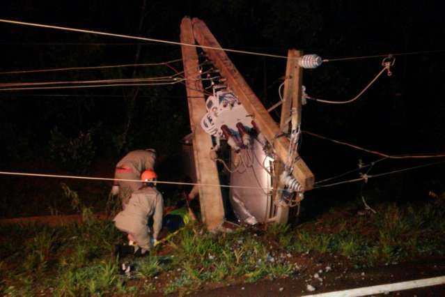 Saveiro bate em torre de alta tensão e motorista está preso às ferragens