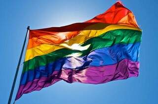 Bandeira do arco-íris transformada em símbolo da população LGBT.