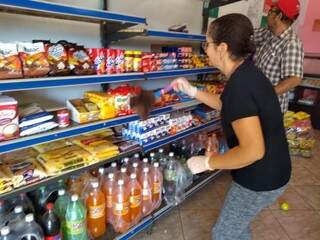Cleide Francisca da Silva, limpa os produtos do mercadinho com escovinha. (Foto: Miriam Machado)