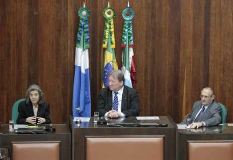 Ministra C&aacute;rmen L&uacute;cia re&uacute;ne-se com magistrados no TJMS
