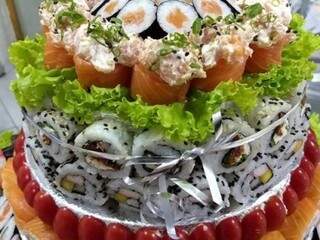 Lugar vende até torta de sushi, com 3 andares de arroz, peixe, algas e verduras.
