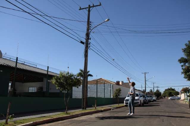 Uma l&acirc;mpada queimada h&aacute; dois meses tira sono de moradores em vila