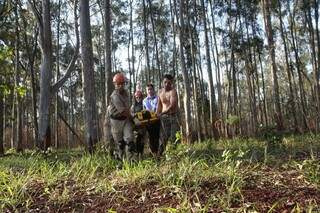 Anderson foi resgatado pelos bombeiros de dentro do terreno onde há a plantação de eucalipto (Foto: Cleber Gellio)