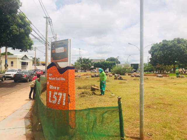 Ap&oacute;s reportagem, prefeitura faz limpeza de pra&ccedil;a no Tiradentes