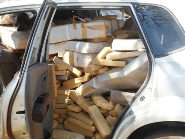 Traficante foge da PRF, capota e morre esmagado por pacotes de maconha