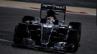 Lews Hamilton supera o companheiro de equipe Nico Rosberg e larga na pole no Grande Prêmio do Bahrein neste domingo (Foto: Divulgação/site Formula 1)