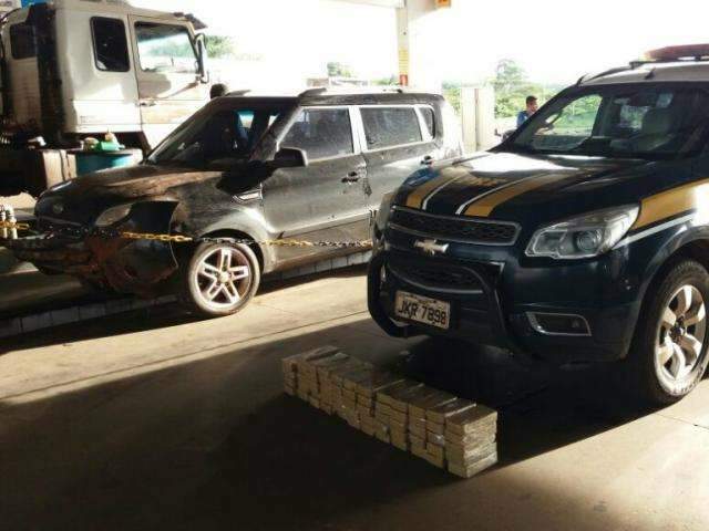 Ap&oacute;s perder controle do carro, mulher &eacute; presa transportando 60 kg de coca&iacute;na 