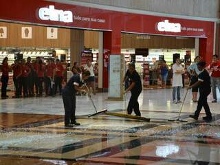 Funcionários estão ajudando na limpeza das lojas (Foto: Minamar Junior)