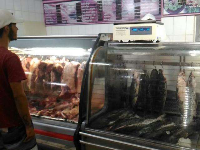 Clientes de &uacute;ltima hora esvaziam estoque de peixarias nos bairros