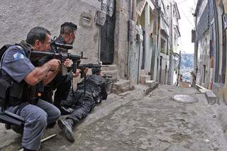 Militares durante ocupação em morro carioca.(Foto Jornal O Globo)