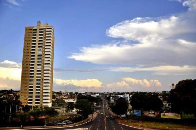 Ap&oacute;s 2 meses, chuva de 7 minutos anima, faz subir umidade, mas calor continua