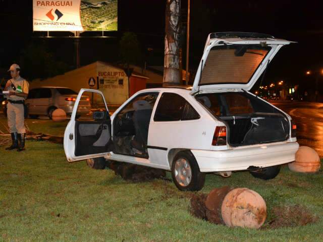  Ap&oacute;s se envolver em acidente, motorista abandona ve&iacute;culo na Joaquim Murtinho 