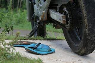 A vítima conduzia a moto CB Yamaha de chinelos. (Foto: Marcos Ermínio)