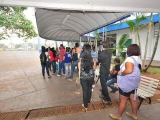 A fila era extensa na Uniderp/Anhanguera, onde alunos tiveram de madrugar. (Foto: Luciano Muta)
