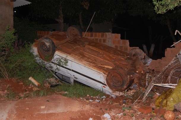 Ve&iacute;culo capota, bate em muro de resid&ecirc;ncia e mata c&atilde;o