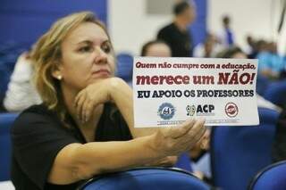 Professores levaram faixas, cartazes e adesivos em protesto ao não cumprimento da Lei do Piso. (Foto: Fernando Antunes)