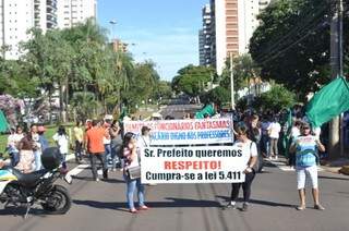 Grevistas interditam trecho da avenida Afonso Pena hoje. (Foto: Marcelo Calazans)