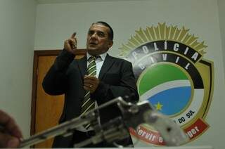 Delegado apresentou arma usada no crime. (Foto: Alcides Neto)