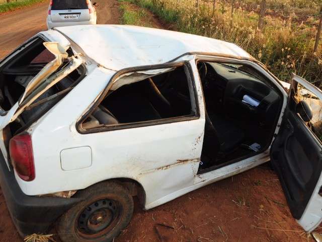 Duas pessoas ficam feridas ap&oacute;s ve&iacute;culo capotar na estrada da Gameleira 